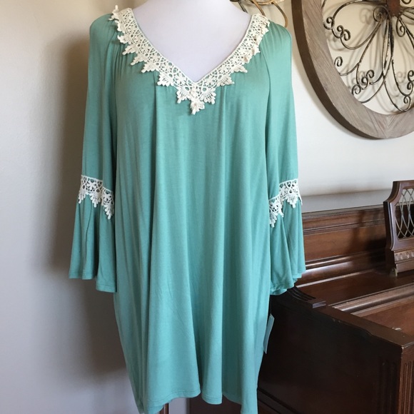 Simply Emma Tops - NWT Simply Emma 3X Bell Sleeve Cold Shoulder Top